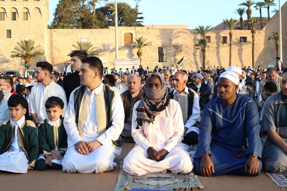 Libyalılar bayram namazını geleneksel kıyafetleriyle kıldı