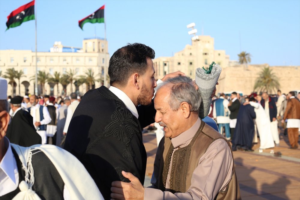 Libyalılar bayram namazını geleneksel kıyafetleriyle kıldı