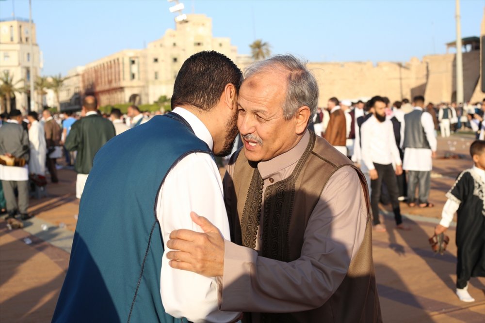 Libyalılar bayram namazını geleneksel kıyafetleriyle kıldı