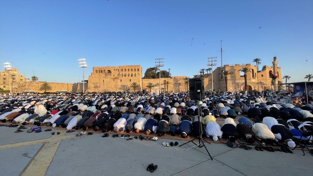 Libyalılar bayram namazını geleneksel kıyafetleriyle kıldı