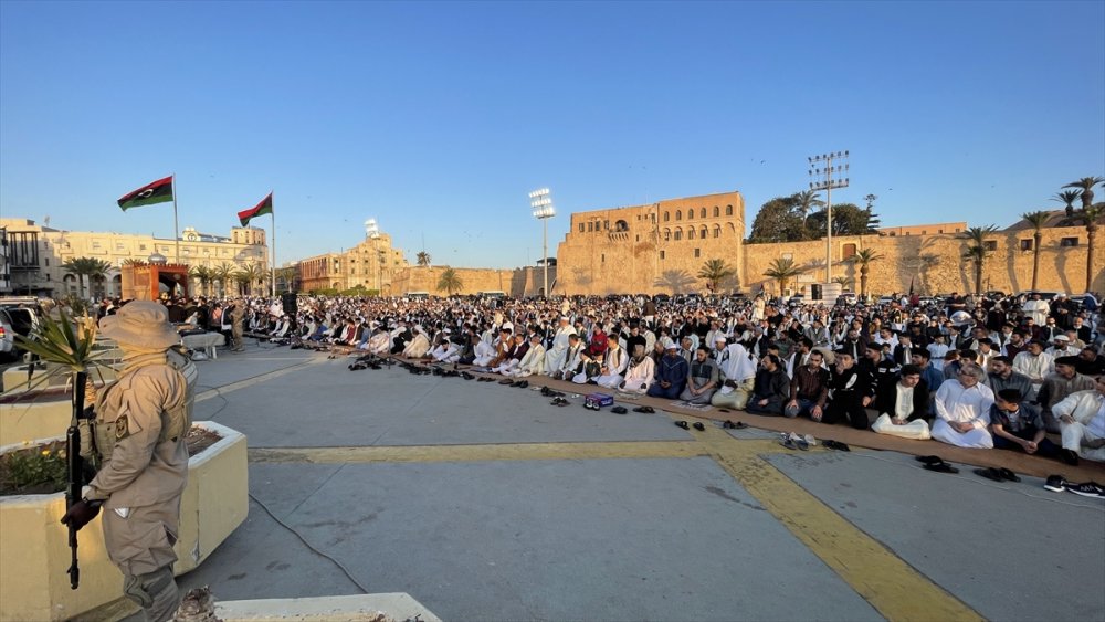 Libyalılar bayram namazını geleneksel kıyafetleriyle kıldı