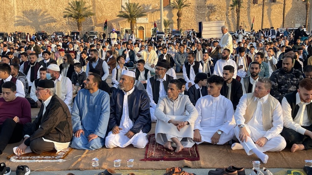 Libyalılar bayram namazını geleneksel kıyafetleriyle kıldı