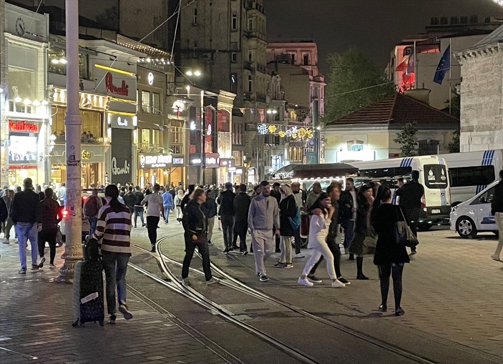 Taksim Meydanı ile çevresi, araç ve yaya trafiğine tekrar açıldı