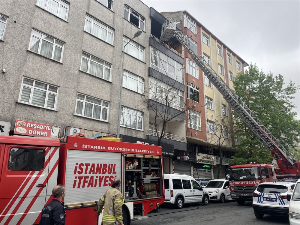 İstanbul'da yangın çıkan apartmanda mahsur kalan aileyi itfaiye kurtardı