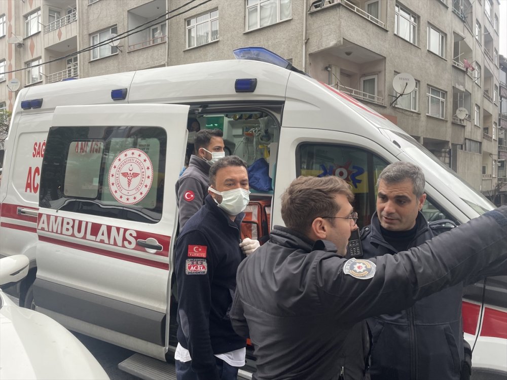 İstanbul'da yangın çıkan apartmanda mahsur kalan aileyi itfaiye kurtardı