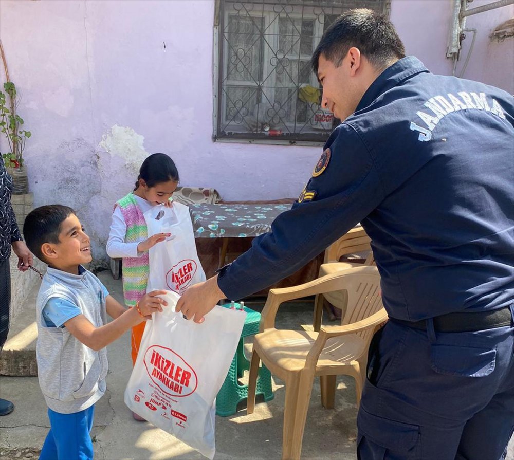 Manisa'da jandarma personelinden 60 çocuğa bayramlık hediye