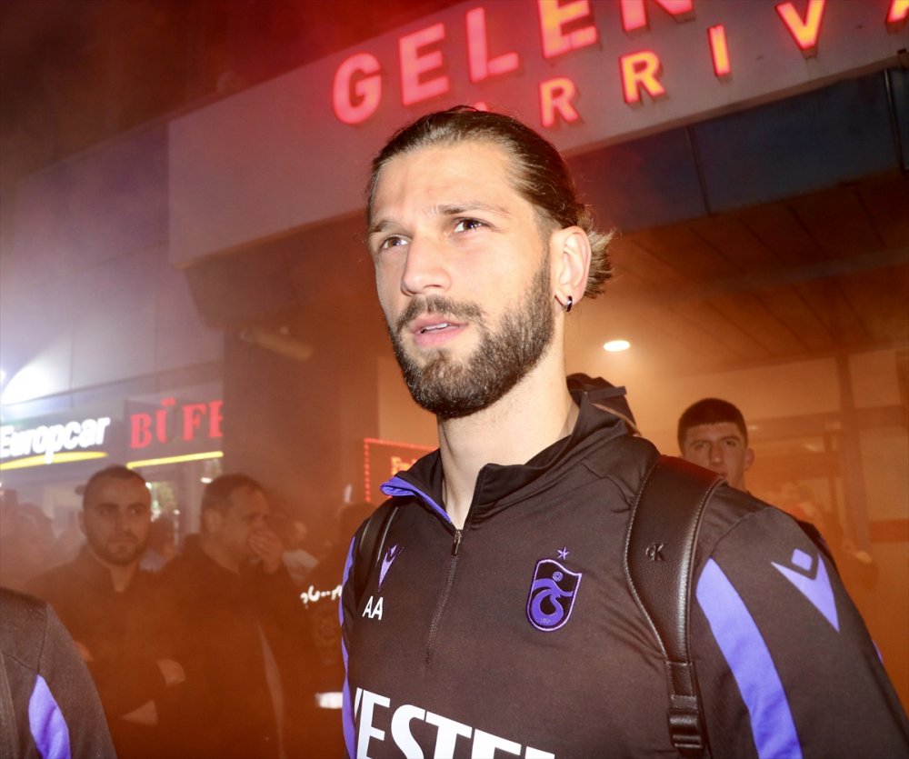 Trabzonspor'a Hatay Dönüşü havaalanında coşkulu karşılama