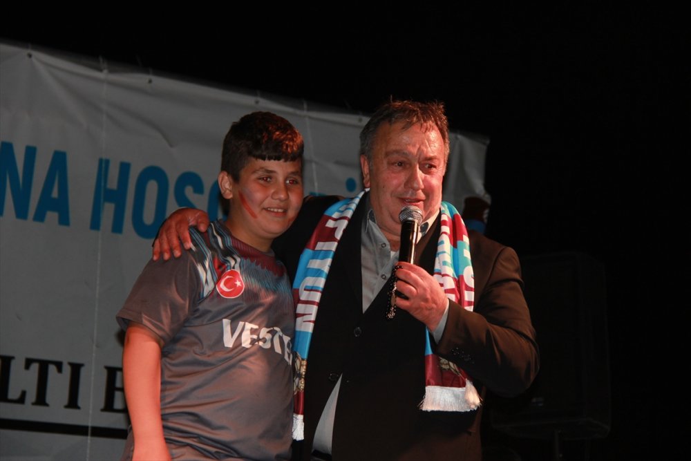 Trabzonspor taraftarları Zonguldak’ta şampiyonluğu İsmail Türüt konseri ile kutladı