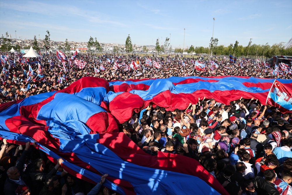 Trabzonspor'un şampiyonluğu İstanbul'da kutlandı