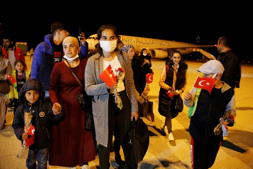 Ukrayna'dan tahliye edilen Ahıska Türkleri Elazığ'a geldi