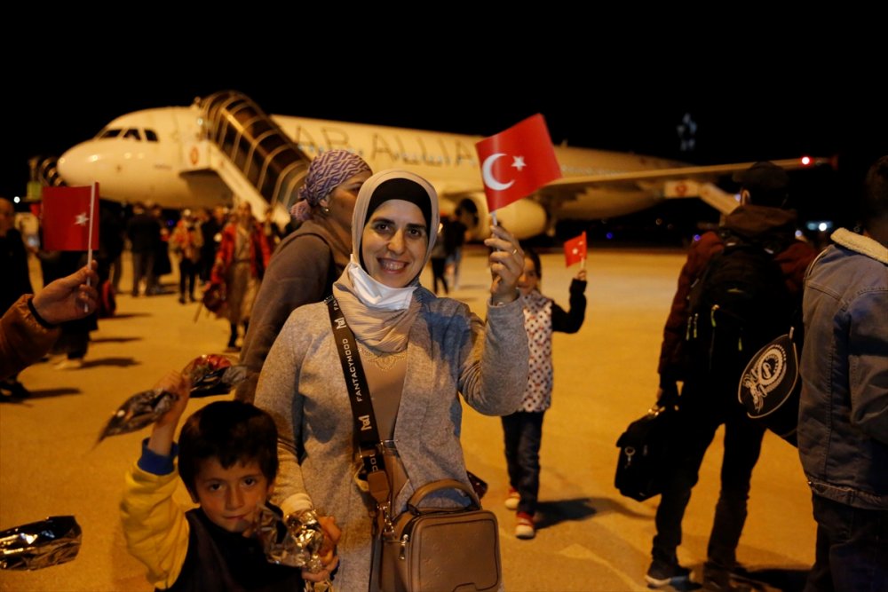 Ukrayna'dan tahliye edilen Ahıska Türkleri Elazığ'a geldi