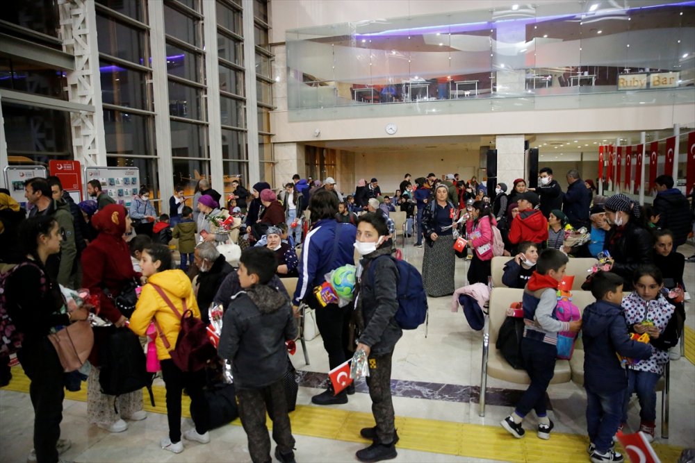 Ukrayna'dan tahliye edilen Ahıska Türkleri Elazığ'a geldi