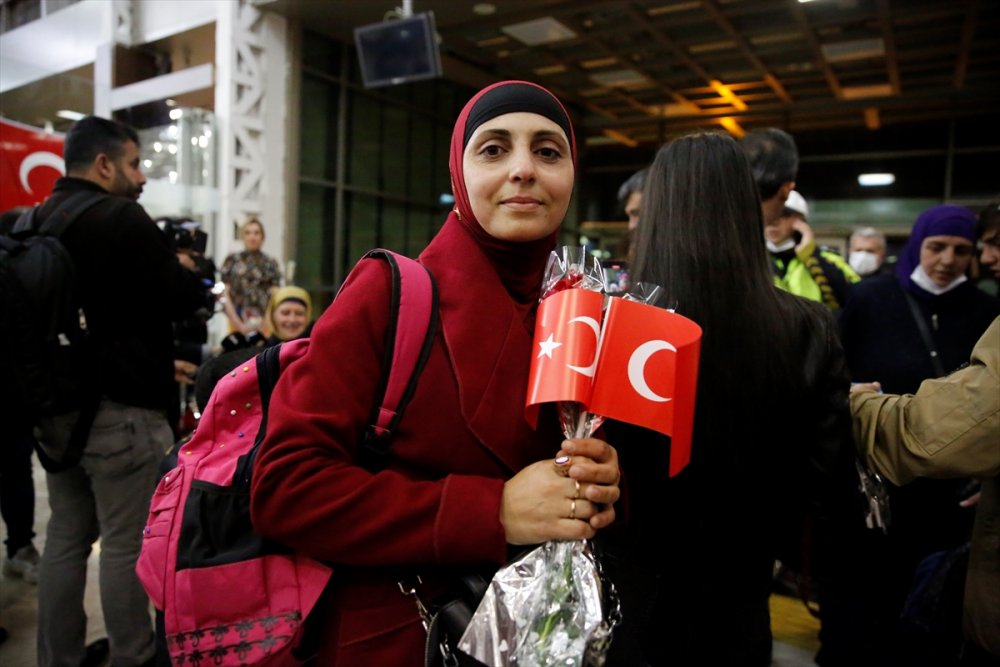 Ukrayna'dan tahliye edilen Ahıska Türkleri Elazığ'a geldi