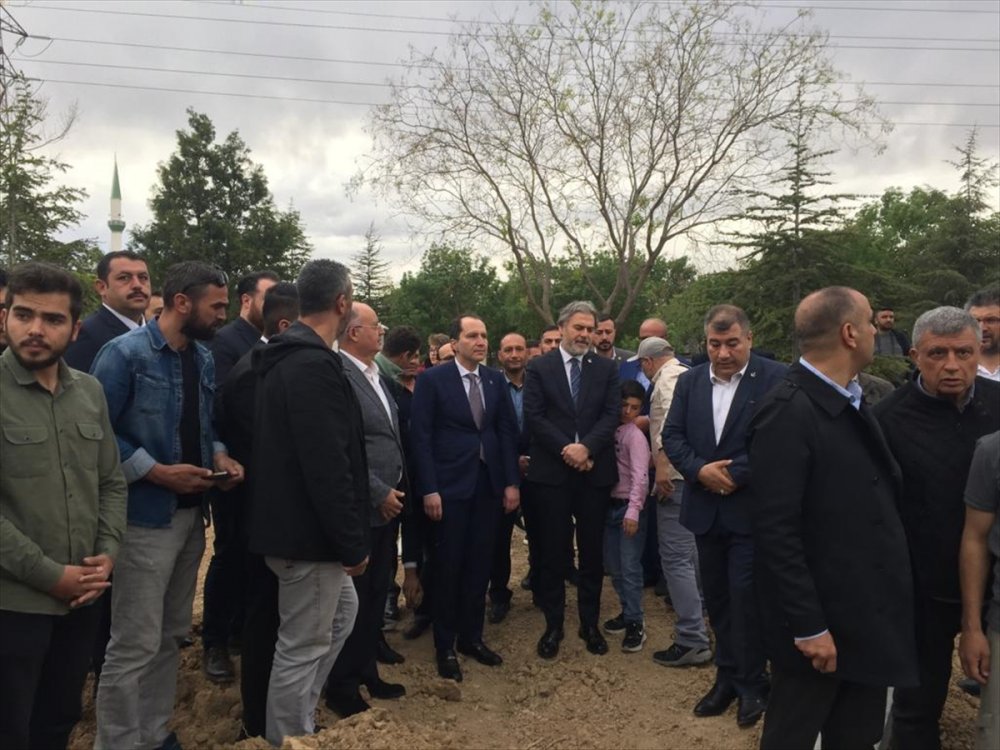 Yeniden Refah Partisi Genel Başkanı Fatih Erbakan Konya'da cenaze törenine katıldı