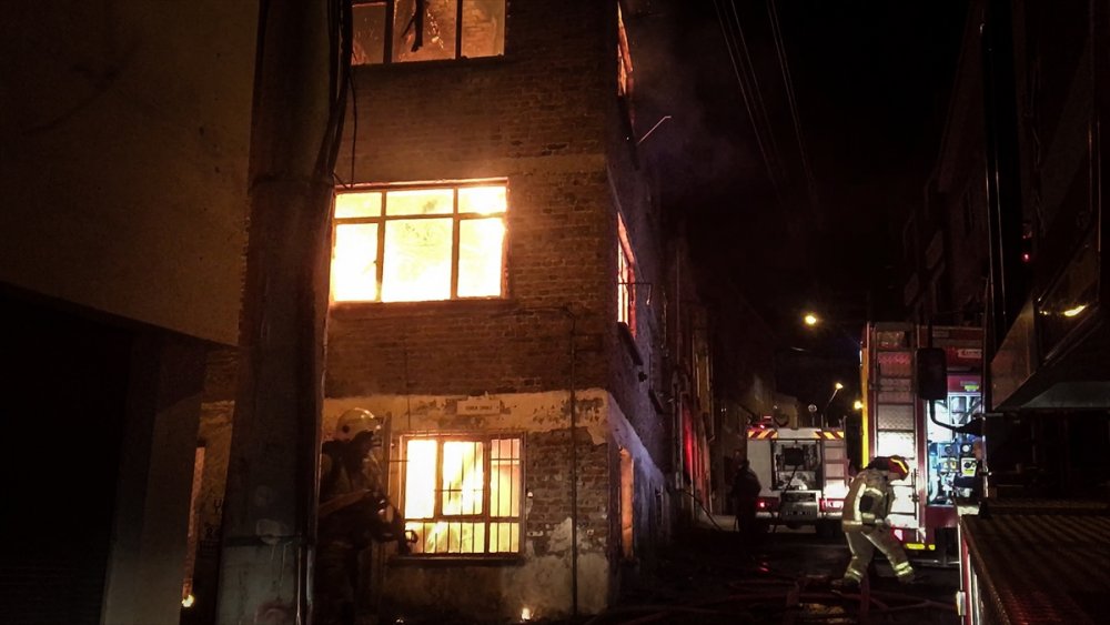 Bursa'da metruk bir binada çıkan yangın söndürüldü