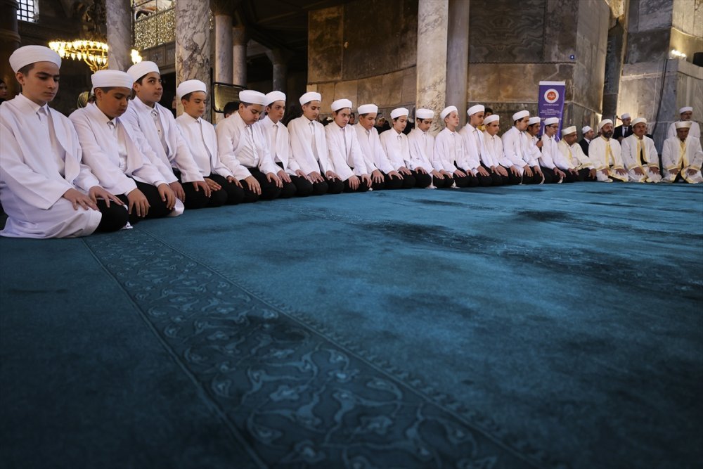 Hafızlıklarını tamamlayan 35 öğrenci Ayasofya-i Kebir Camii'nde icazet aldı
