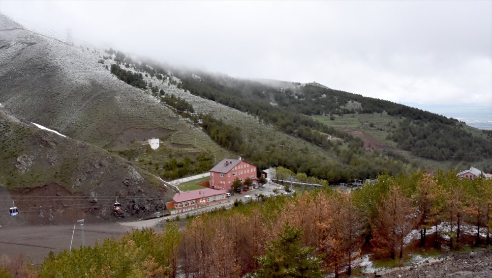Erzurum ve Ardahan'ın yüksek kesimleri mayısta yağan karla beyaza büründü
