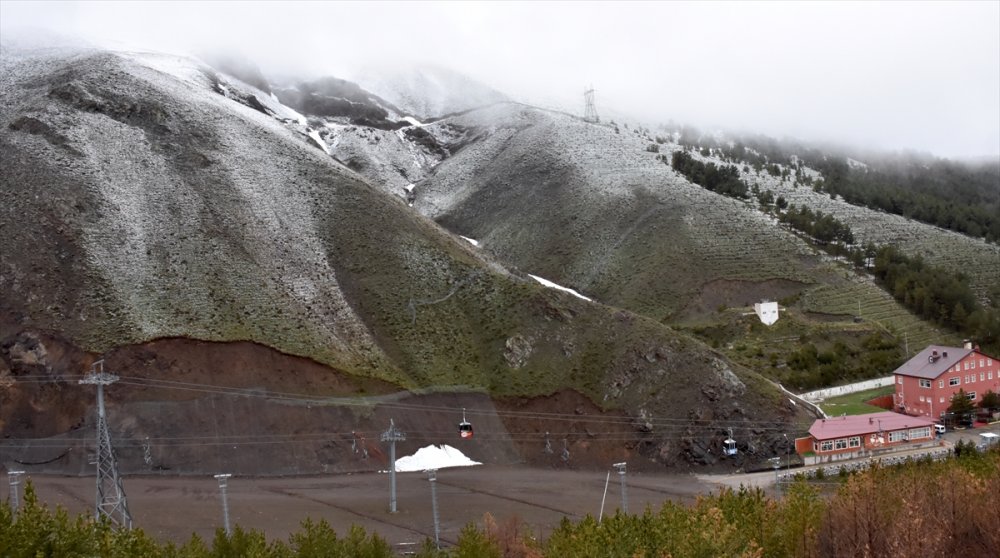 Erzurum ve Ardahan'ın yüksek kesimleri mayısta yağan karla beyaza büründü