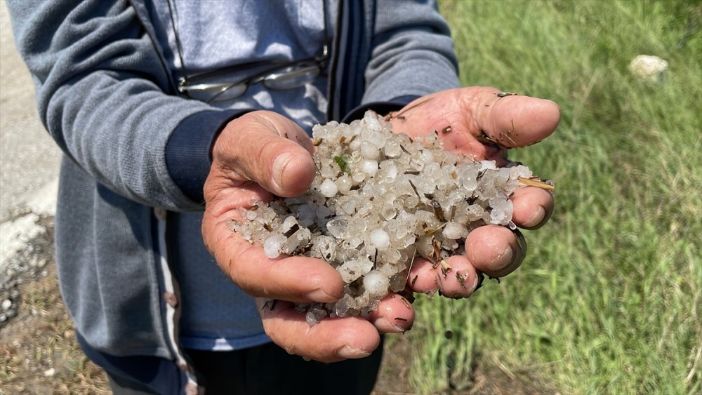 Edirne'de kısa süre etkili olan dolu ekili alanlara zarar verdi
