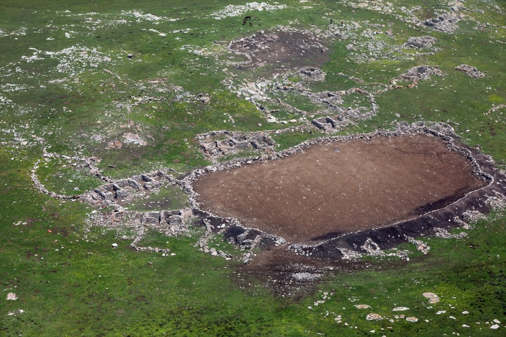 Kars'ın yeşeren arazileri ve Çıldır Gölü helikopterden görüntülendi