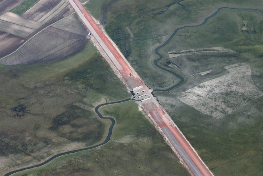 Kars'ın yeşeren arazileri ve Çıldır Gölü helikopterden görüntülendi