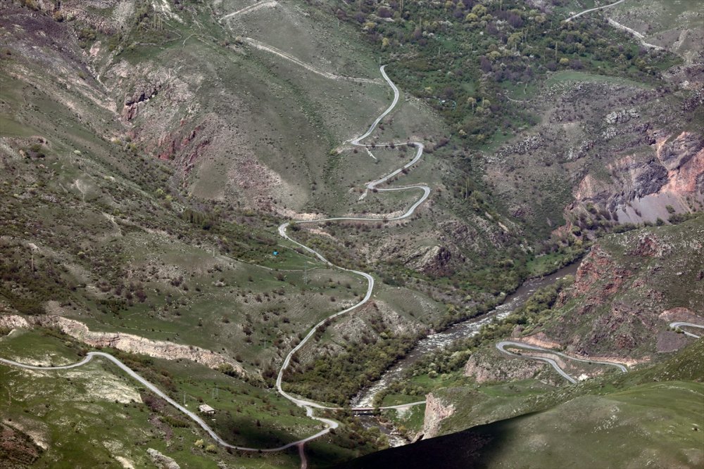 Kars'ın yeşeren arazileri ve Çıldır Gölü helikopterden görüntülendi