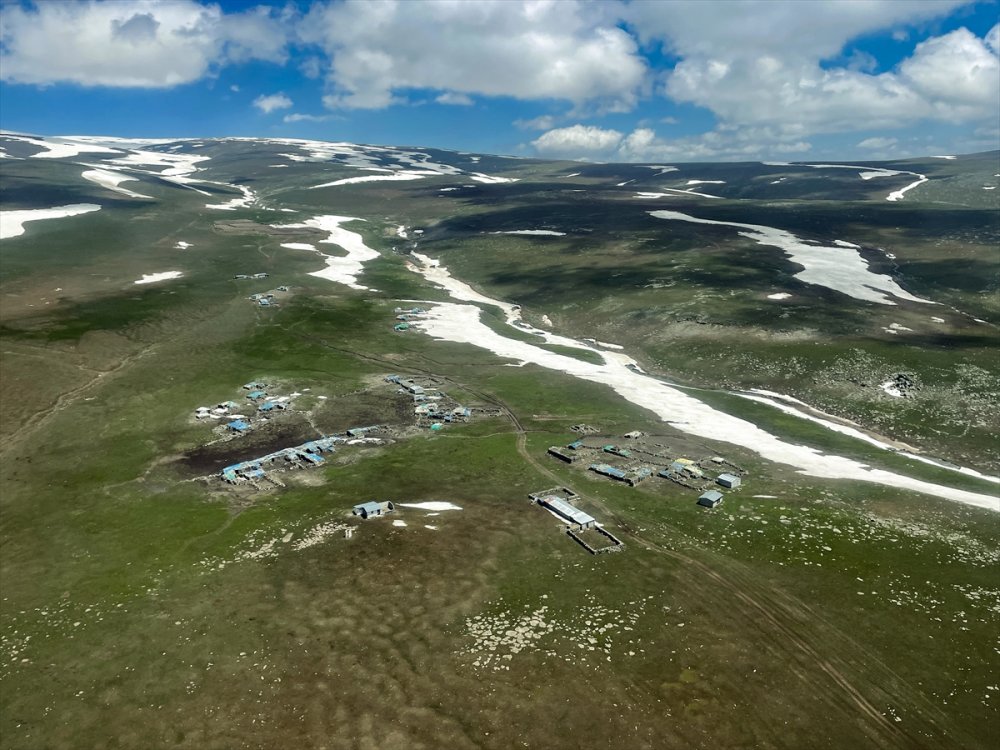 Kars'ın yeşeren arazileri ve Çıldır Gölü helikopterden görüntülendi