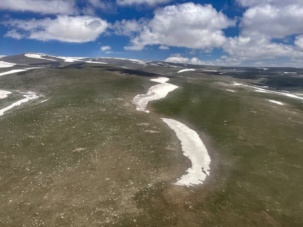 Kars'ın yeşeren arazileri ve Çıldır Gölü helikopterden görüntülendi