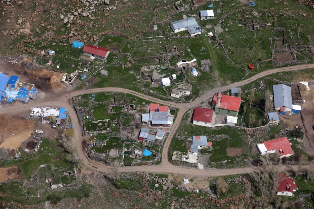 Kars'ın yeşeren arazileri ve Çıldır Gölü helikopterden görüntülendi