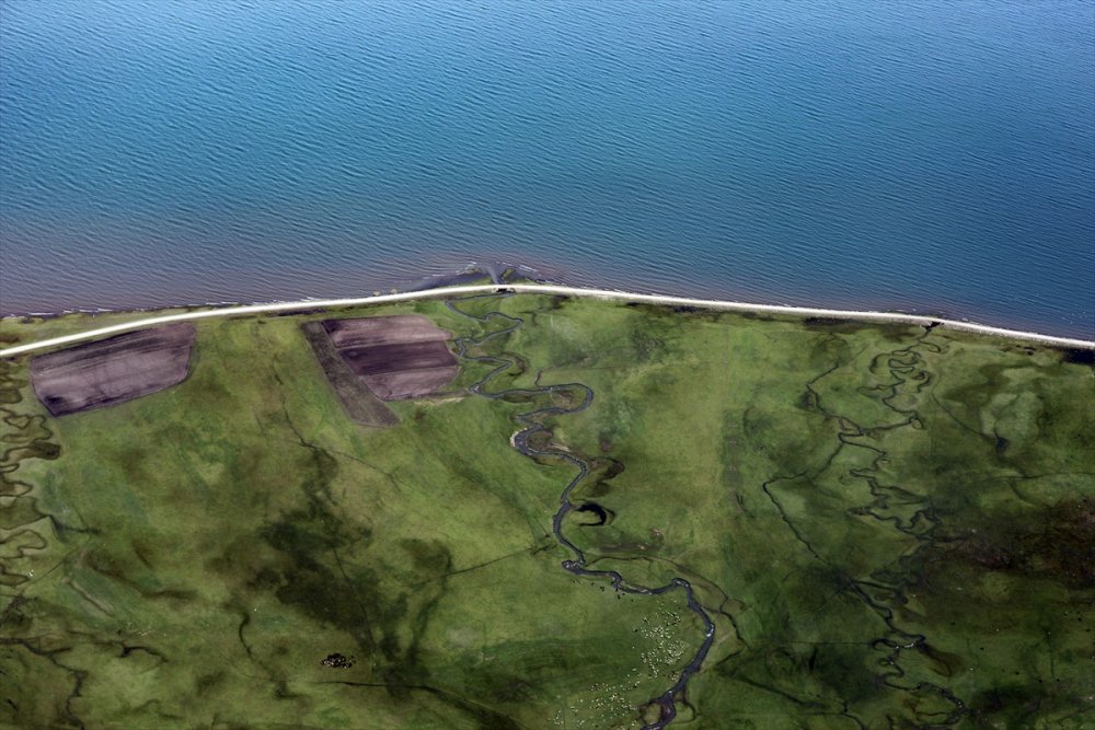 Kars'ın yeşeren arazileri ve Çıldır Gölü helikopterden görüntülendi