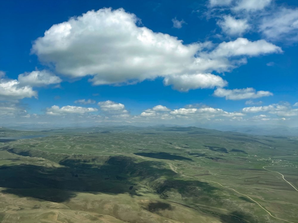 Kars'ın yeşeren arazileri ve Çıldır Gölü helikopterden görüntülendi