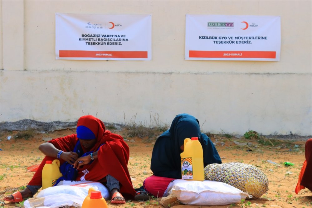 Türk Kızılaydan Somali'deki kuraklıktan etkilenen 2 bin 200 aileye gıda yardımı