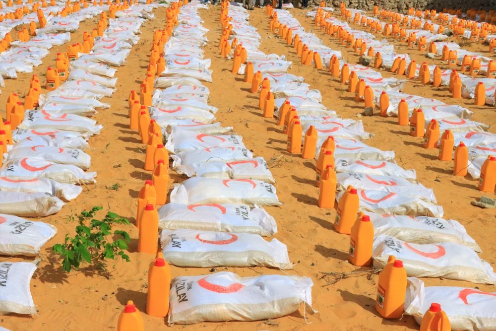 Türk Kızılaydan Somali'deki kuraklıktan etkilenen 2 bin 200 aileye gıda yardımı
