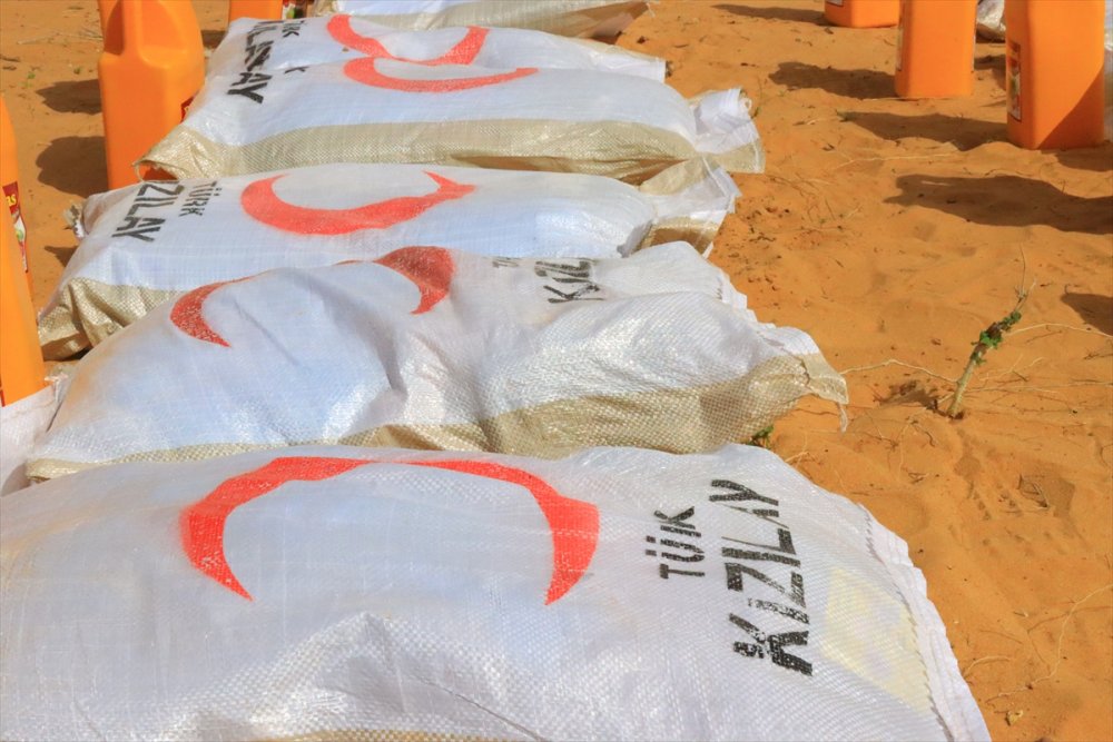 Türk Kızılaydan Somali'deki kuraklıktan etkilenen 2 bin 200 aileye gıda yardımı