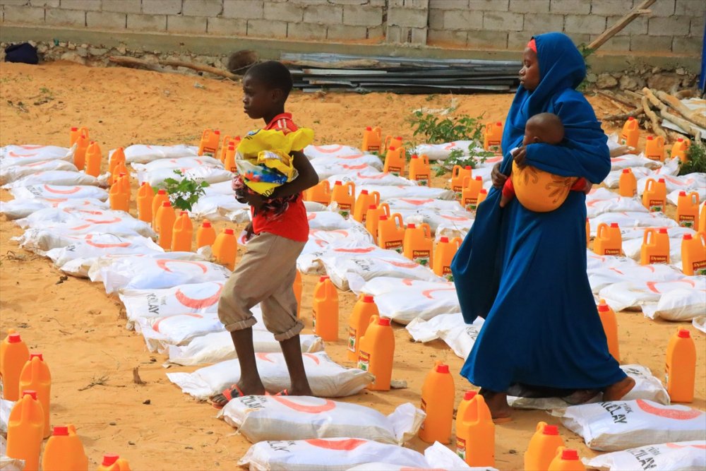 Türk Kızılaydan Somali'deki kuraklıktan etkilenen 2 bin 200 aileye gıda yardımı