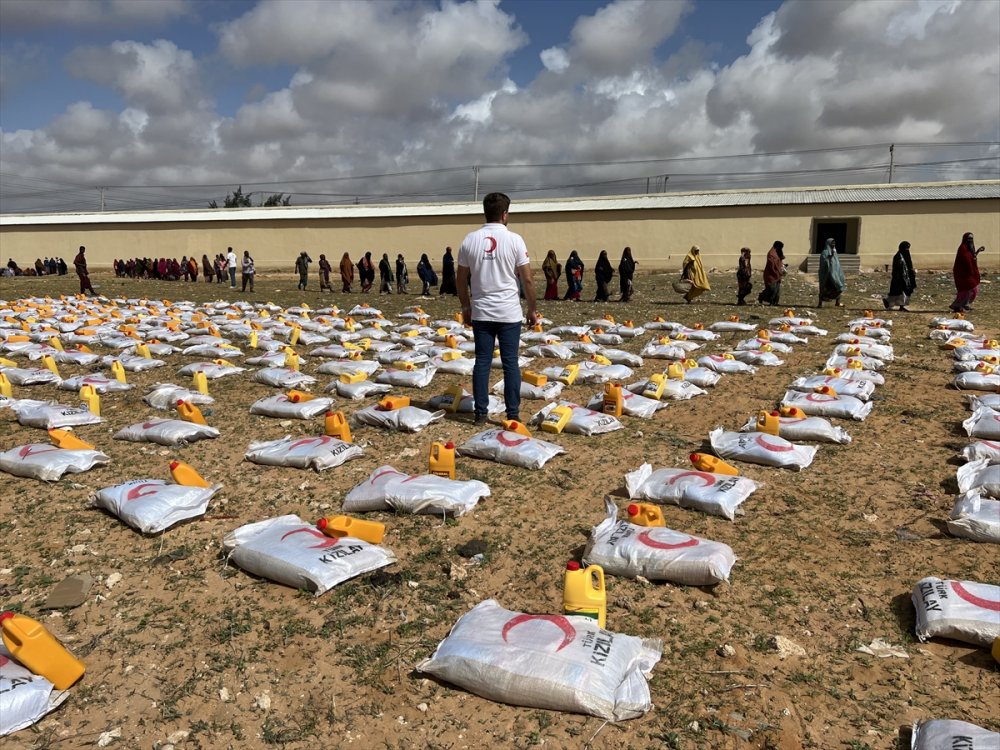 Türk Kızılaydan Somali'deki kuraklıktan etkilenen 2 bin 200 aileye gıda yardımı