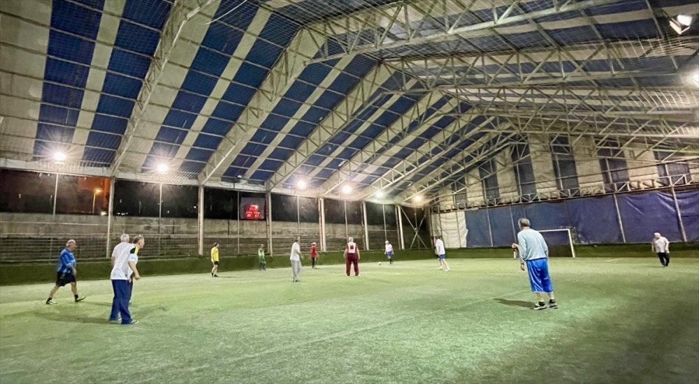 Futbol tutkunu "ihtiyar delikanlılar" halı sahaların tozunu attırıyor