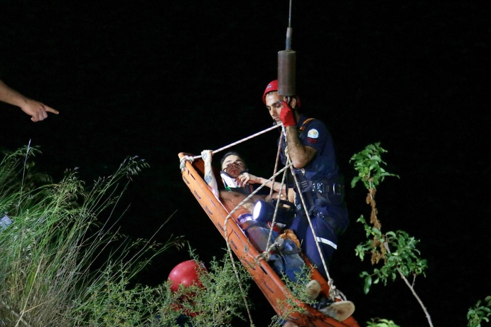 Adana'da bir öğrenci cep telefonuyla konuşurken uçurumdan düştü