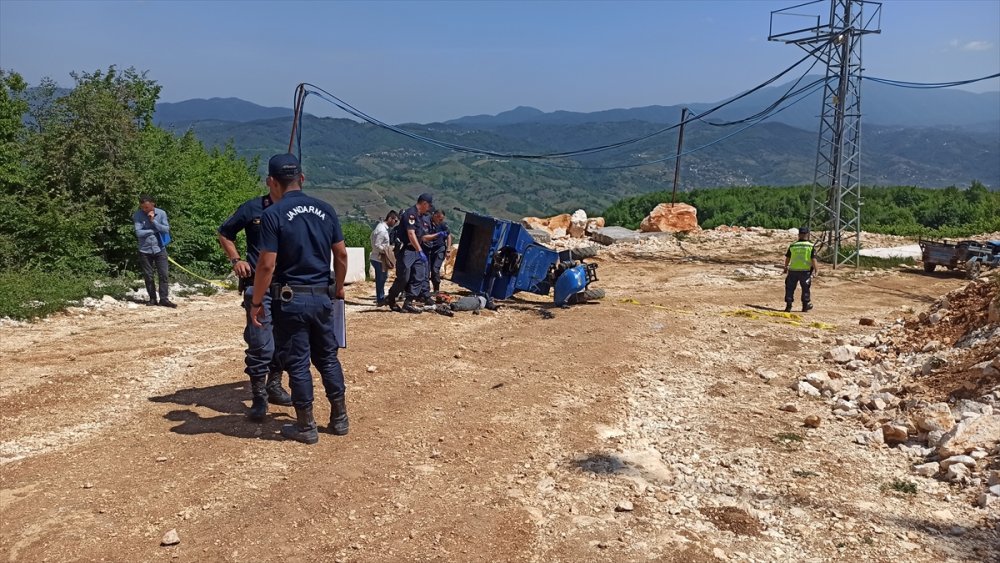 Düzce'de tarım aracı devrildi, 1 kişi öldü, 1 kişi yaralandı
