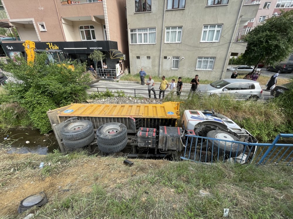 Beykoz'da durağa çarpan, İBB'ye bağlı kamyon su kanalına devrildi