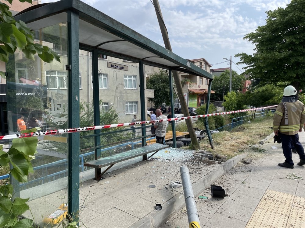 Beykoz'da durağa çarpan, İBB'ye bağlı kamyon su kanalına devrildi