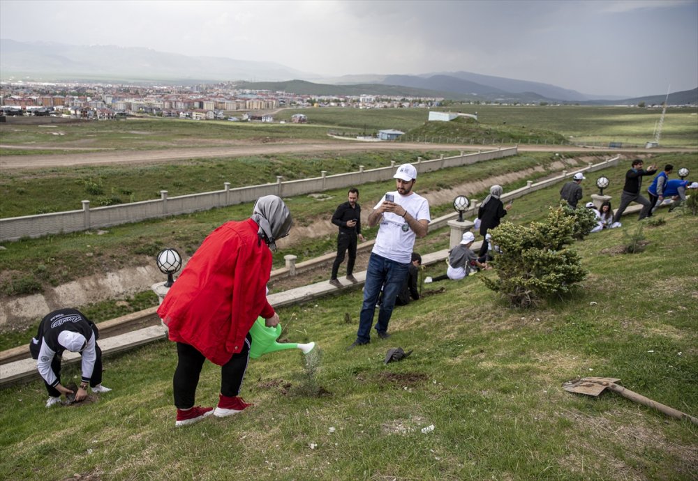Erzurum'da "Çevre Haftası" kapsamında fidan dikildi, çöpler toplandı