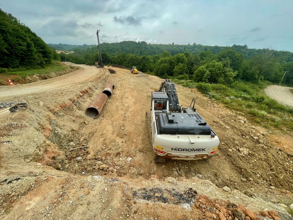 Karadeniz Sahil Yolu'nda onarım çalışmaları sürüyor