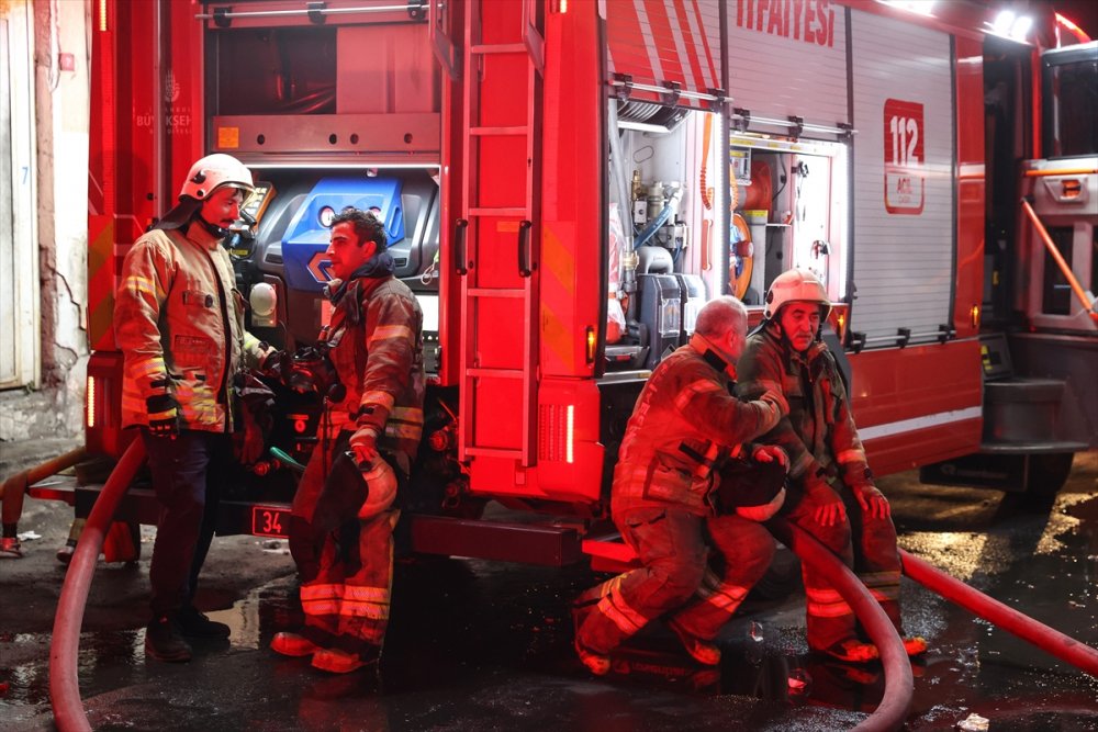 Bayrampaşa'da iş yerinde çıkan yangını itfaiye ekipleri söndürdü