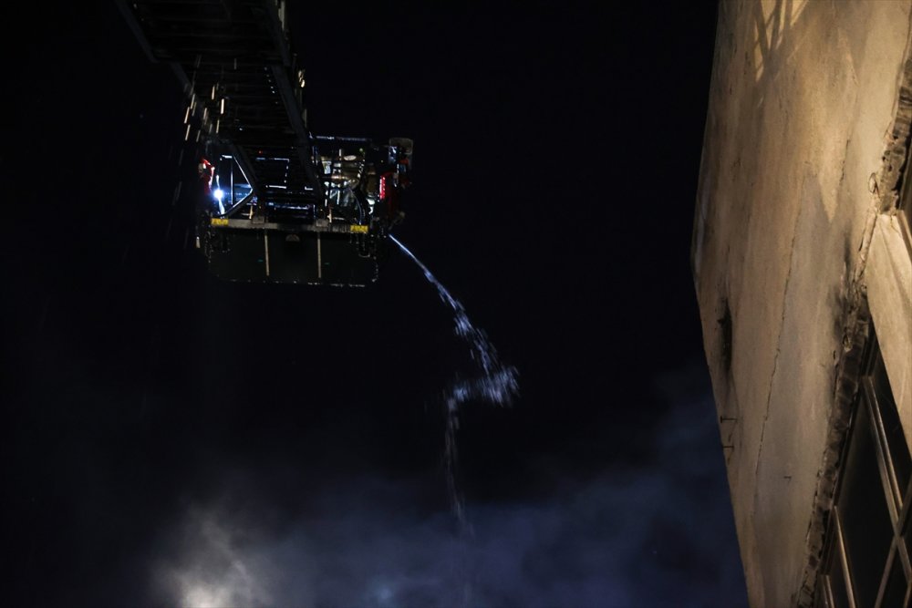 Bayrampaşa'da iş yerinde çıkan yangını itfaiye ekipleri söndürdü