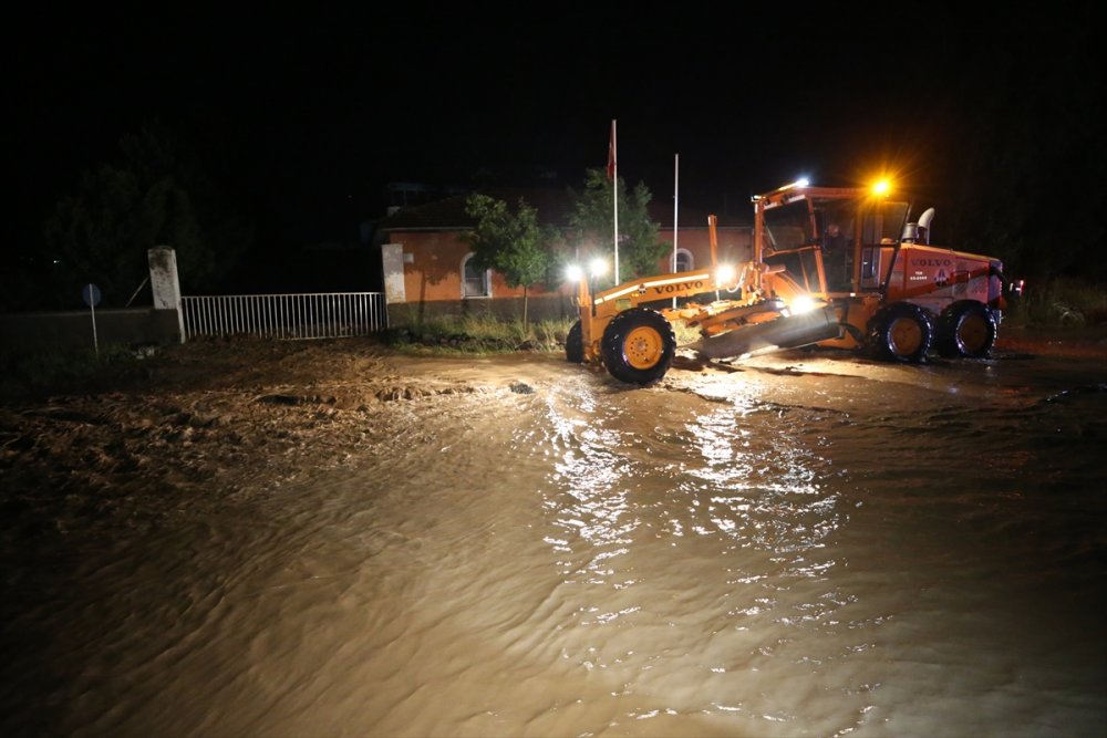 Nevşehir'de sağanak sonucu oluşan sel ulaşımı aksattı
