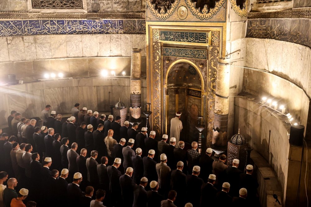 Diyanet İşleri Başkanı Erbaş 81 ilin müftüsüyle Ayasofya-i Kebir Camii'nde sabah namazı kıldı