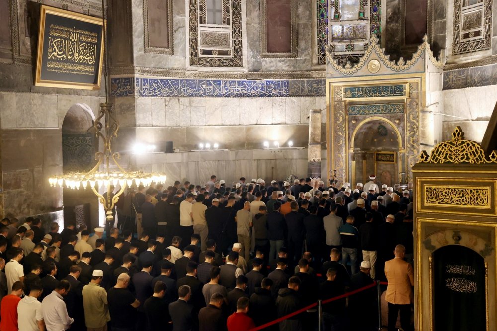 Diyanet İşleri Başkanı Erbaş 81 ilin müftüsüyle Ayasofya-i Kebir Camii'nde sabah namazı kıldı