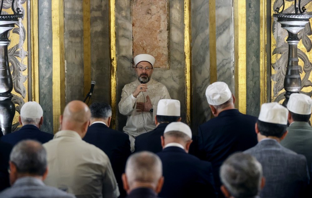 Diyanet İşleri Başkanı Erbaş 81 ilin müftüsüyle Ayasofya-i Kebir Camii'nde sabah namazı kıldı
