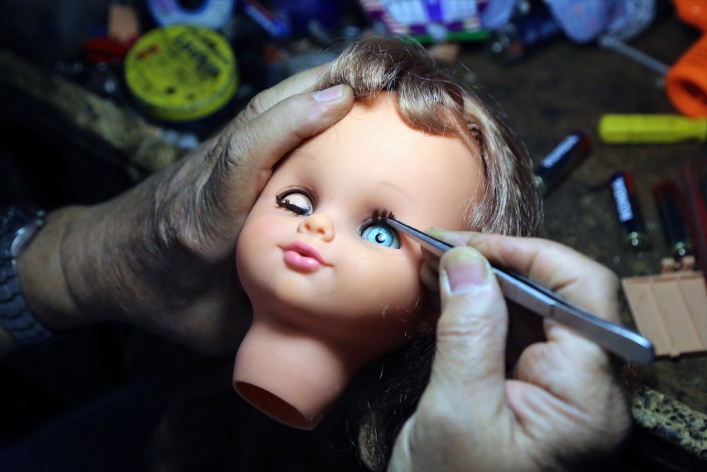 50 yıldır oyuncak tamiri yapıyor